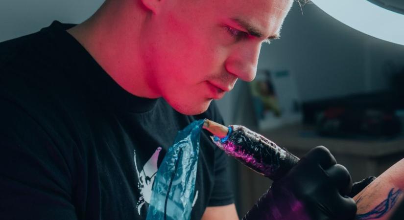 "Egy pici tetkó ugyanolyan fontos nekem, mint egy telihátas freskó" – Interjú Tóth Gábor tetoválóművésszel