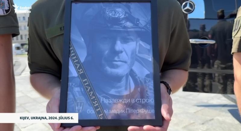 Katonai tiszteletadással búcsúztak az ukrán fronton elesett londoni orvostól
