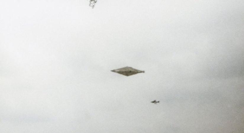 „Vadászrepülőgépet üldözött az űrhajó” - 30 év után találták meg az eddigi legtisztább UFO-fotót