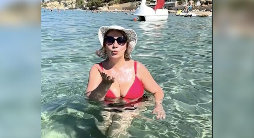 Kiszel Tünde pink bikiniben csapódott bele a medencébe