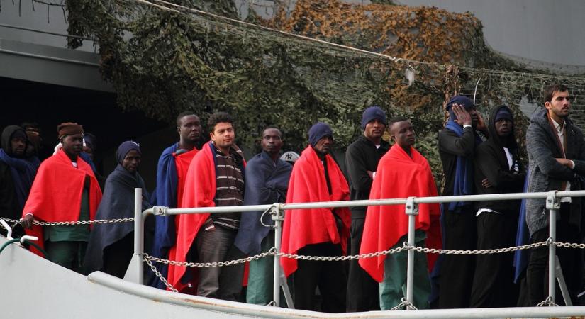 Migránsok százait szállították az NGO-k Olaszországba