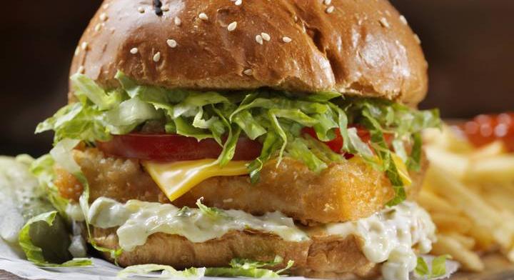 Tőkehalburger házilag: a fűszeres halpogácsa és a szósz a lelke