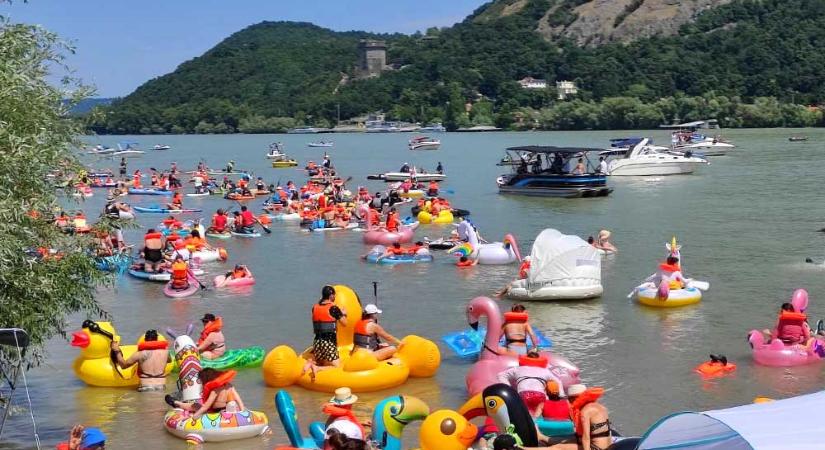 “Annyira értelmetlen, hogy nagyon jó” – Nyolcszázan vettek részt az idei Dunacsúszáson, színes matracokkal telt meg a Dunakanyar