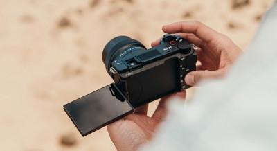 A Sony ZV sorozat legújabb ASP-C kamerája sokak által kért funkciókat és frissítéseket kapott