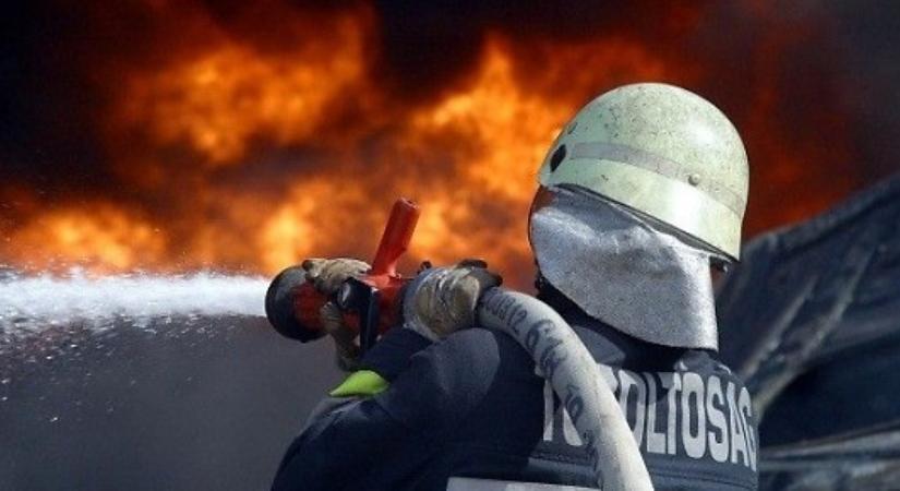 Kigyulladt egy melléképület Hajdúdorogon, lakóházra és autókra is átterjedt a tűz