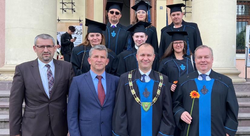 Diplomát kaptak az erdélyi diákok