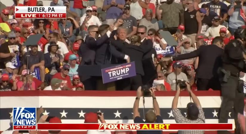 Ezen a fotón tényleg azt látszik, hogy Trump zakóján is átment egy golyó?