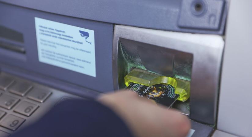 Bankautomata várja a készpénzre vágyókat