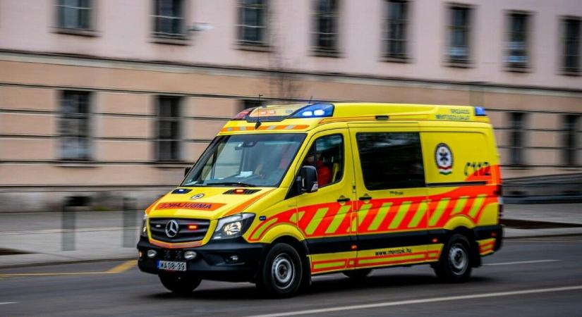 Beteget szállító mentőautó borult fel Budapesten a Bocskai úton
