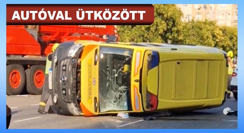 Felborult egy mentőautó Budapesten, a Bocskai úton
