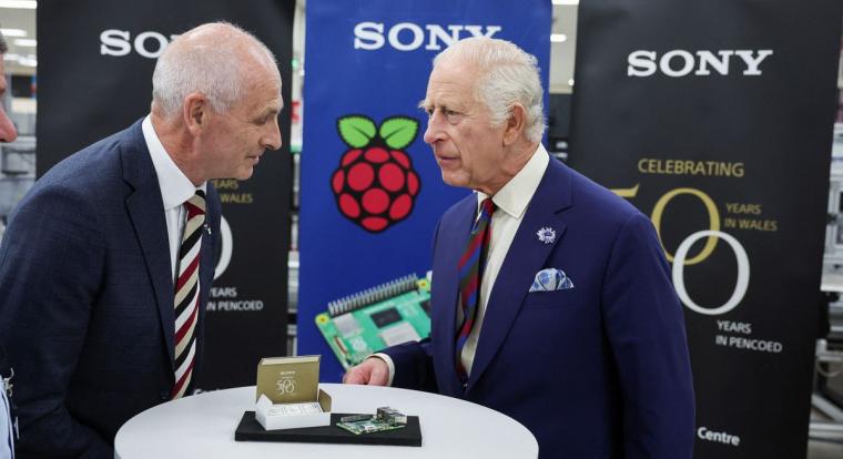 Elkészült az 50 milliomodik Raspberry Pi, személyesen a brit király csomagolta be