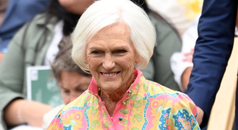 A hét szettje: a 89 éves Mary Berry színes ruhája elbűvölően nőies – Ettől olyan egyedi