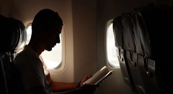 Hogyan válassz tökéletes olvasmányt egy nyári repülőútra?