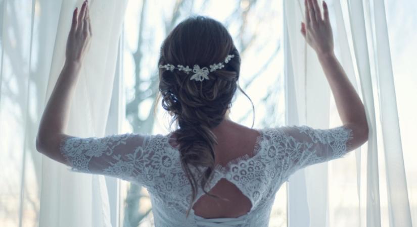 Halott apja előtt akart tisztelegni az esküvőn a menyasszony: döbbenetes dolog történt - Videó