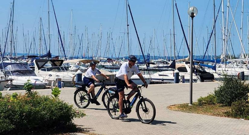 Kerékpáros rendőrök a Balatonnál