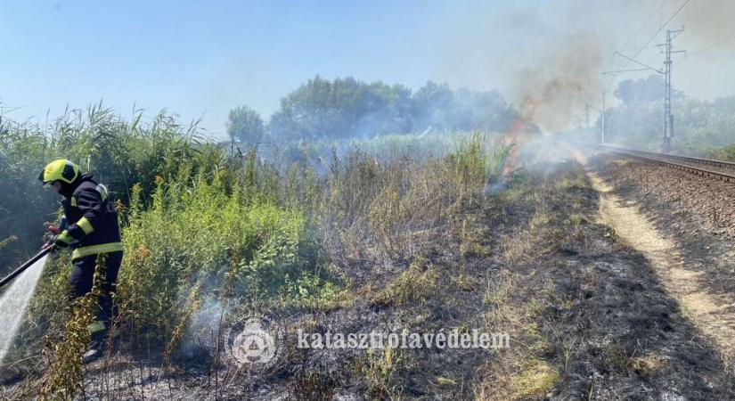 Tűz volt a vasúti sín közelében Nagykanizsánál