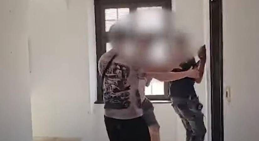 Levágta a lábról a nyomkövetőt egy fegyveres rabló – videó