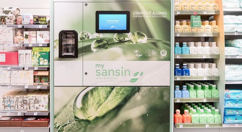 Vegán, öko-bio mosó- és mosószert lehet csapolni az első csomagolásmentes DM-automatában