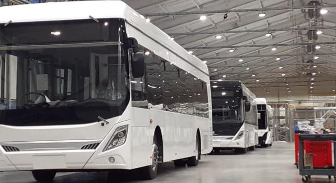 Teljesen összeszerelték és tesztelték az új elektromos Ikarus-buszokat a székesfehérvári csarnokban