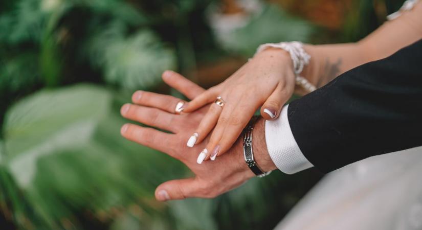 Újra feleségül vette szerelmét a magyar műsorvezető: fotókon a nagyszabású esküvő