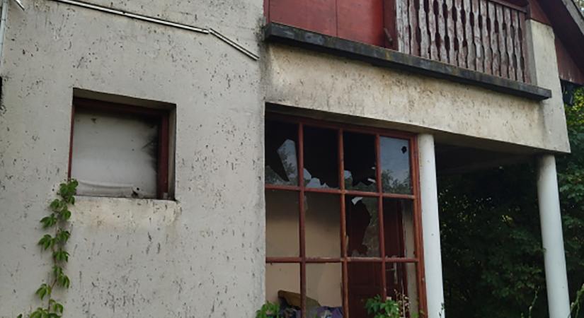 Kigyulladt egy lakatlan családi ház Békéscsabán