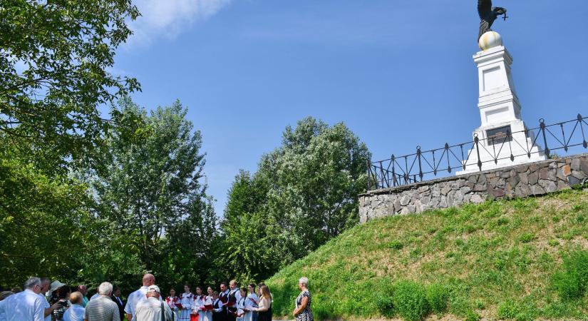 A Rákóczi-szabadságharc első győztes csatájára emlékeztek a tiszaújlaki Turul-emlekműnél