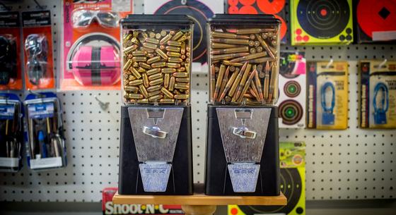 Az Egyesült Államokban vannak olyan élelmiszerboltok, ahol már automatából lehet lőszert vásárolni
