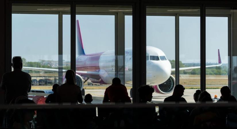 Újabb reptéri botrány: a Wizz Air Budapestre tartó utasai közel 19 órája várakoznak