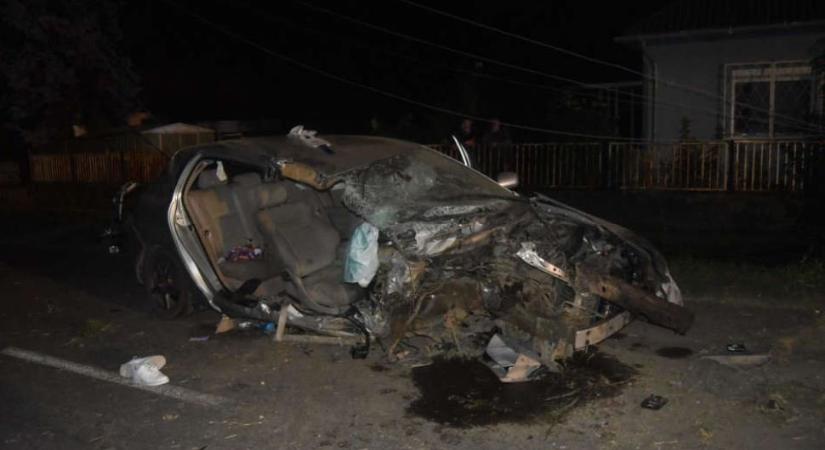 Ittas sofőr, bekötetlen utasok – Villanyoszlopnak csapódott egy autó Somogyban, alig maradt belőle valami – fotók
