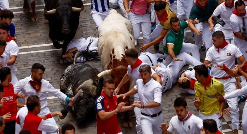 Vallási körmenetből lett véres bikaviadal: idén is több százan kockáztatták életüket a spanyol fesztiválon