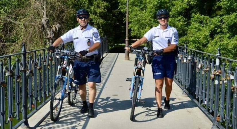 Biciklis rendőrök is felbukkannak Szombathely utcáin: elindult a kerékpáros járőrszolgálat