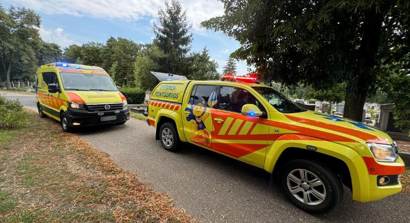 Szirénázó mentőautók érkeztek a Debreceni Köztemetőbe – fotókkal