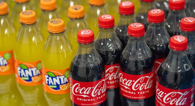 A fogyasztóvédelemhez fordul a DK, amiért a Coca-Cola kispórolja a narancsot a Fantából