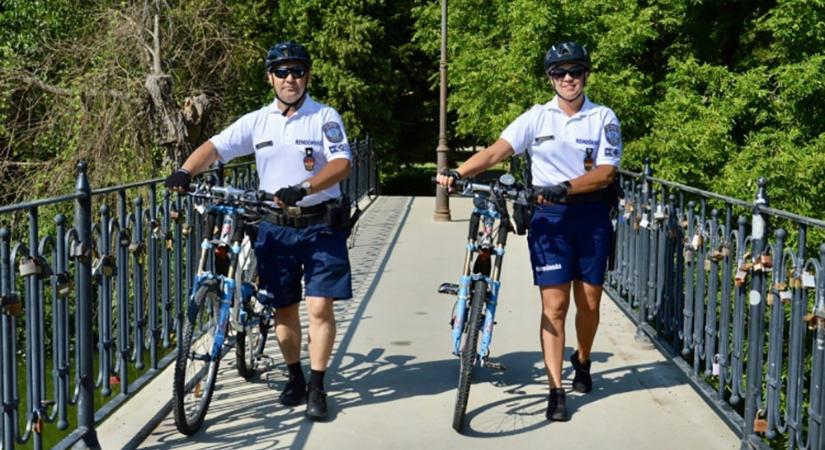 Kerékpáron is teljesítenek szolgálatot a szombathelyi rendőrök