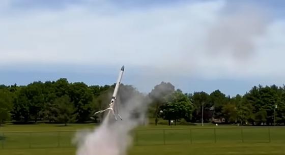 Milyen SpaceX? Landolni képes rakétát épített egy középiskolás diák – videó