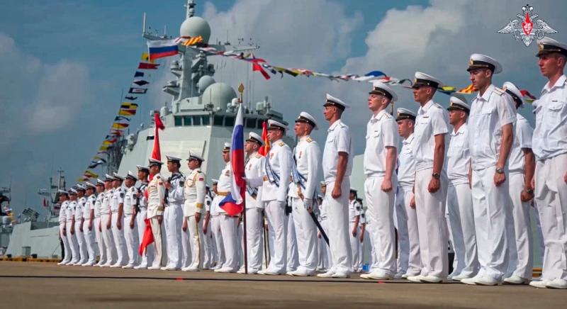 Kína és Oroszország közös haditengerészeti gyakorlatozásba kezd
