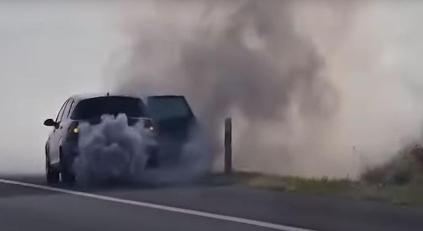 „Elszabadult” a dízelmotor, elfüstölt az autó az M3-ason videó