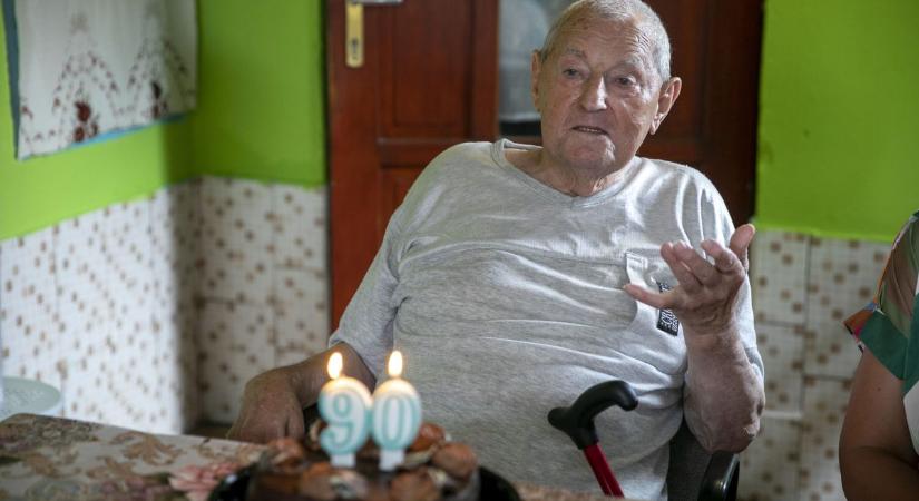 Nem hittünk a fülünknek: így viseli a nyári hőséget a 90 éves Kelemen Károly – videóval