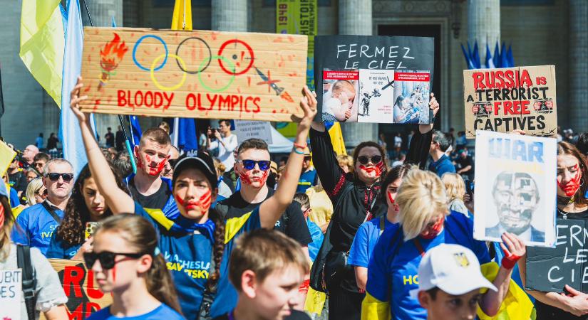 Párizsban emlékmenetet tartottak az Oroszország által meggyilkolt ukrán sportolók emlékére