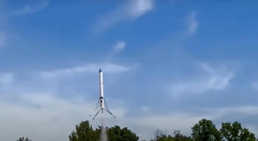 Elon Musk is megirigyelné: landolásra képes rakétát épített egy középiskolás diák – videó