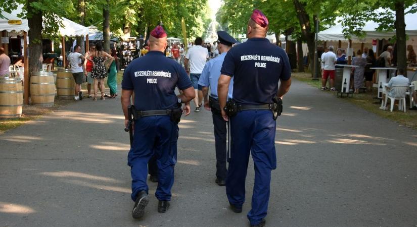 Készenlétis rendőrök biztosították az Érsekkertben az ünnep zavartalanságát
