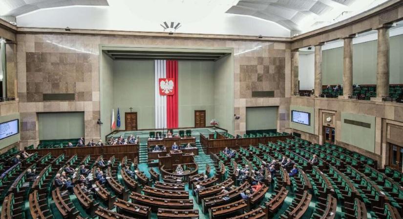 Lengyelországban tovább „pörög” a politikai változás