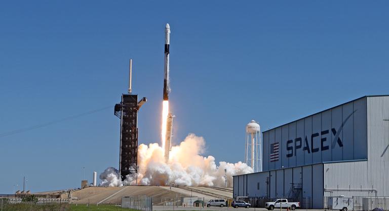 SpaceX kicsiben: függőlegesen, fékezőernyő nélkül landoló rakétát épített két fiatal