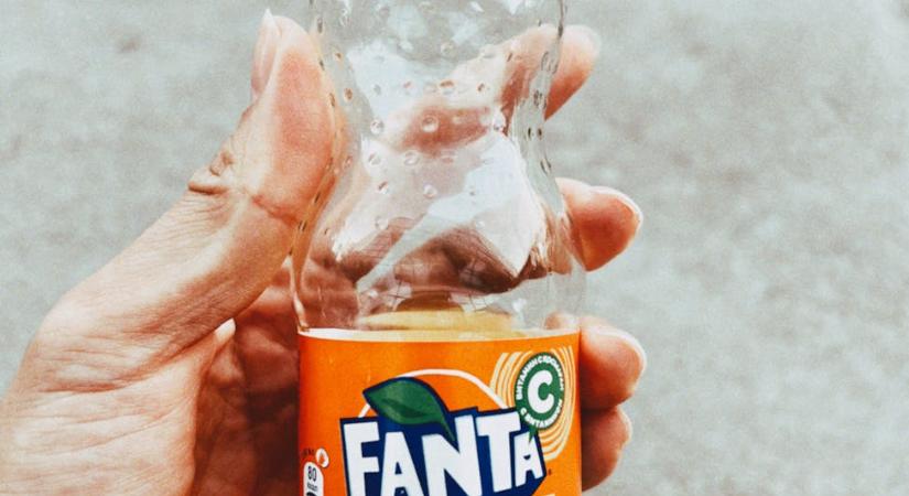 DK – „A Fogyasztóvédelmi Hatósághoz fordulunk, amiért a Coca-Cola kispórolja a narancsot a Fantából”