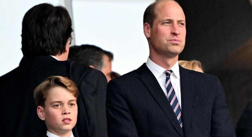 Nem kettőt látsz, György herceg már most trónörökös apja klónja - Fotó!