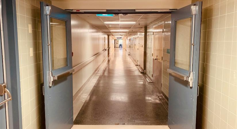 Magyar kórházban üvöltöztek a frissen műtött beteggel, hogy miért „fetreng”, le is bénulhatott volna
