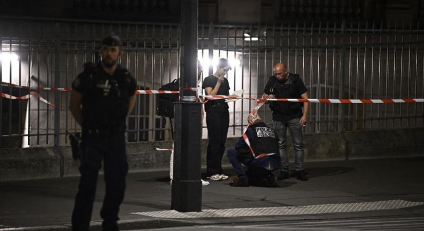 Terrorelhárító katonát késeltek Párizsban