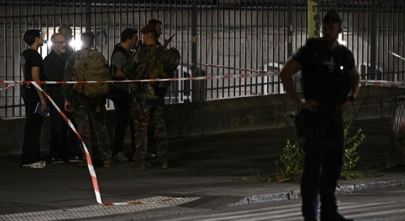 Késsel támadtak meg egy terrorelhárító katonát Párizsban