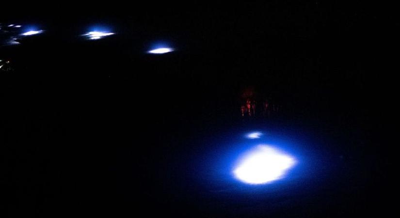 Idegen űrhajóknak tűnő, fénylő gömböket fényképeztek a Nemzetközi Űrállomáson