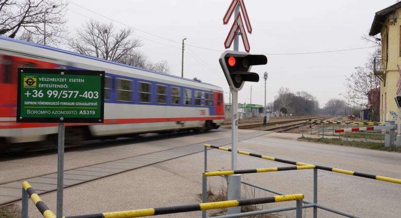 Vonat és autó ütközött – Répcelak és Beled között nem járnak a vonatok